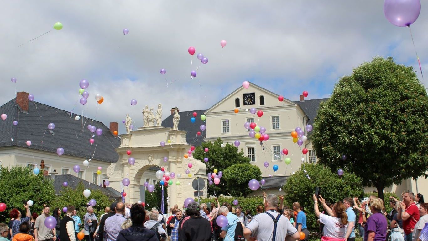 Protesttag für Teilhabe und Vielfalt – Gemeinsam sichtbar bei der Ballonaktion